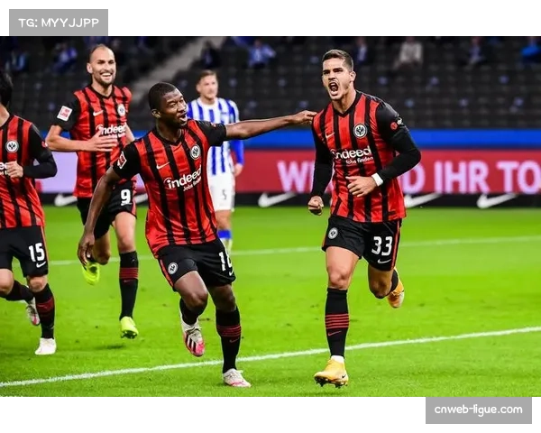 即时：斯图加特与法兰克福上演进球大战，半场已战成2-2平